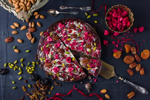 Tumši baltā šokolādes torte pildīta ar mandelēm, plūmēm, aprikozēm un rozīnēm