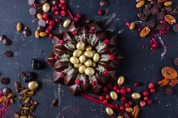 Tumšās šokolādes torte ar mandelēm, plūmēm, aprikozēm, rozīnēm un piparkūku aromātu