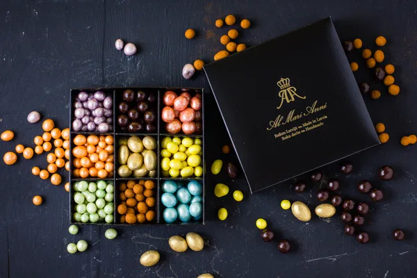 Sparkling chocolate dragee assorti